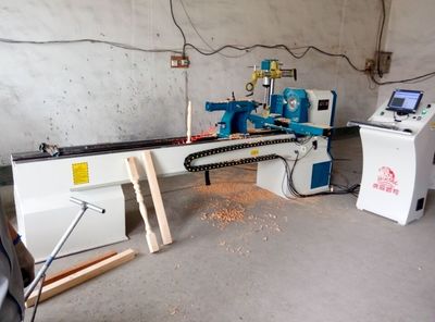 專業(yè)筑夢(mèng) 2.5米大型數(shù)控木工車床助力建筑藝術(shù)與木立柱制造新紀(jì)元